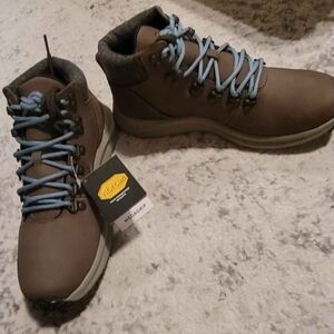 Brand New Merrell Waterproof Women's Boots Size 7 never worn
